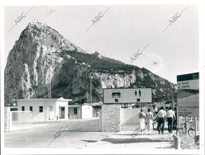 Frontera de Gibraltar, unos meses después de haber sido abierta definitivamente...