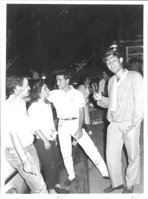verano de Algunos Jóvenes en las Calles de la Capital, Disfrutando de la noche...