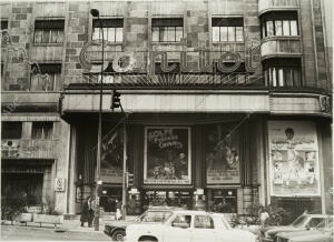 Vista del cine Capitol, con los carteles de la película «Golpe en la pequeña...