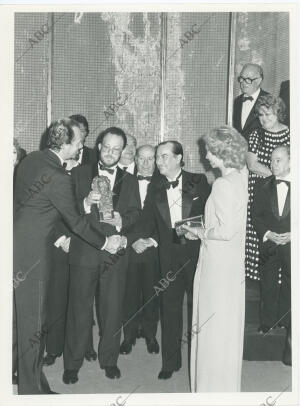 En la imagen, SS.MM. los reyes Don Juan Carlos y Doña Sofía, en presencia del...