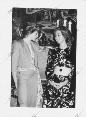 En la Imagen, su majestad la Reina junto A diana de Gales