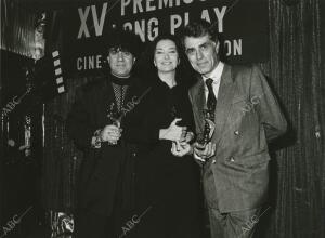 Almodóvar, Nuria Espert y Jesús Hermida con sus galardones en los premios Long...