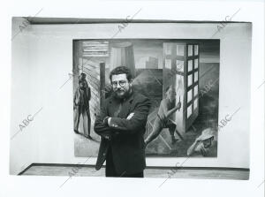 El pintor Guillermo Pérez Villalta posa ante una de sus obras en la exposión de...