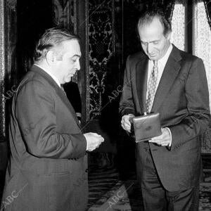 Nicolás redondo Hace entrega al Rey de la medalla del centenario de la Ugt