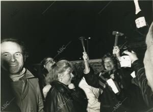 Alemanes festejando la caída del Muro de Berlín, a poco más de un mes de que se...