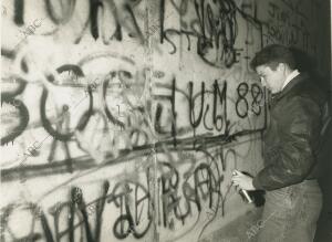 Alemanes festejando la caída del Muro de Berlín