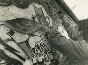 Alemanes festejando la caída del Muro de Berlín