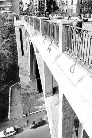 Vista parcial del viaducto de Bailén sobre la calle Segovia en los Años noventa