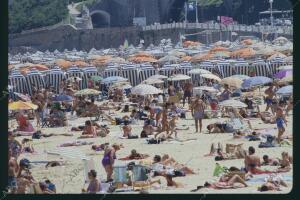 San Sebastián, 1990. Playa de Ondarreta. Bañistas. Sombrillas y casetas