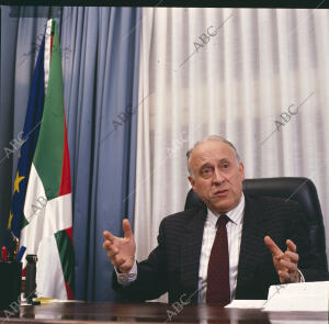 Entrevista a Xabier Arzallus en su despacho en la sede del PNV