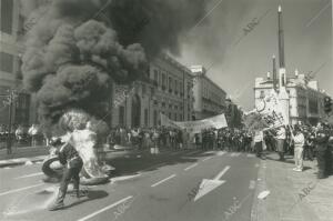 Los bomberos, que interrumpieron el tráfico durante dos horas, cubrieron el...