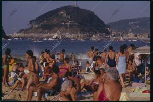 San Sebastián, septiembre de 1991. Bañistas en la Playa de La Concha. Al fondo,...