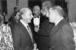 Manuel Alexandre conversa con Alfredo Landa durante el homenaje de la Academia...