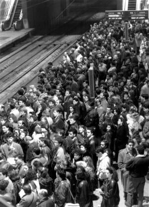 Vista del andén del metro de la estación de atocha Colapsado debido A la huelga...