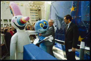 El presidente de la Comisión Europea Jacques Delors, junto al alcalde de Sevilla...