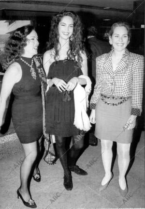 En la Imagen, Ana Rodríguez, esposa de José Bono, Acompañada de Eugenia Silva y...