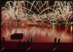 En la imagen, fuegos artificiales frente al Pabellón España