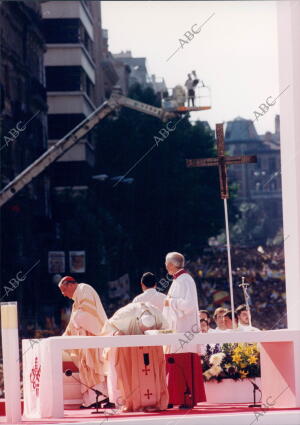 El Papa Juan Pablo II consagró la Catedral de La Almudena