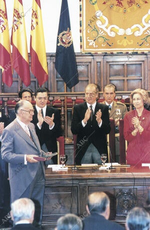 S.M. entrego a camilo Jose Cela el premio Cervantes en un acto celebrado en el...