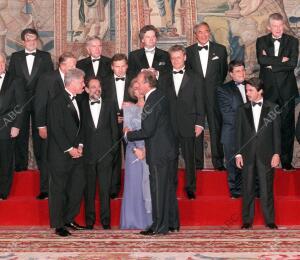 Ssmm los Reyes Conversan con Bill Clinton y Javier solana durante la foto de...