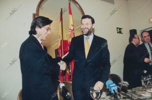 Horizontal - Mariano Rajoy y Pio Cabanillas , Dandose la mano