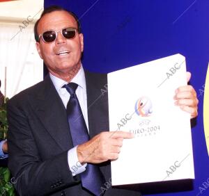 Julio Iglesias Promocionando la candidatura de España 2004, hoy en Barcelona