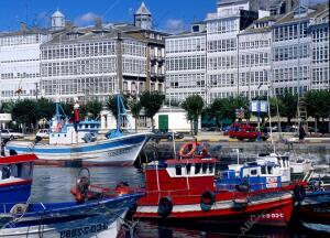 Barcos pesqueros en el Puerto de La Coruña con las galerías de La Marina al...