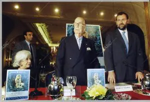 Mariano Rajoy y Ana María Matute junto a Camilo José Cela durante la...