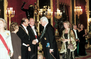 Guillermo Luca de tena saluda A Jacques Chirac en la cena de gala Ofrecida por...