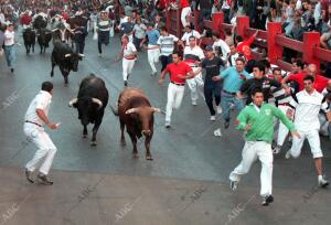 Los mozos que corrieron delante de los toros de la ganadería María Palma y...
