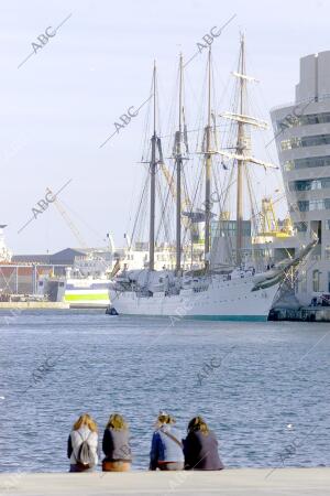 El buque Juan Sebastián Elcano, en el puerto de Barcelona