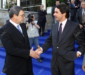El presidente del gobierno, D. José María Aznar, saluda al presidente de...