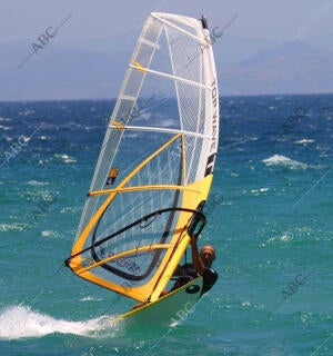 Tarifa (Cádiz) 01/07/2002. Windsurf en el sur de la península