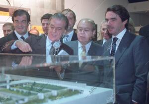 Pujol y Aznar con Bofill ante la maqueta de la tercera pista del aeropuerto del...