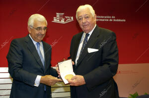 Entrega de la medalla de oro de la cea A D. Guillermo Luca de Tena