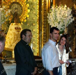 Letizia tras besar el manto de la Virgen de Pilar