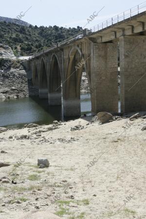 reportaje sobre la Sequia que Ufren los Pantanos de en la imagen el pantano Deel...