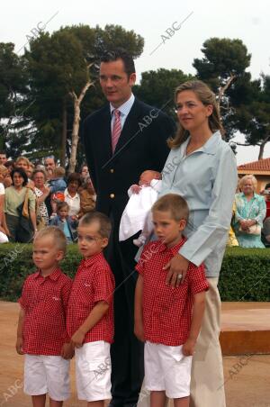 La Infanta Cristina, junto a su esposo, Iñaki Urdangarín, abandona la clínica...