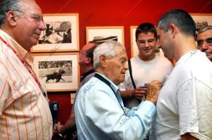 El fotógrafo Francisco Cano "Cano"firma un autógrafo a un aficionado, a sus 92...