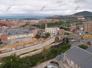 Ponferrada, Leon, foto Heras Rio sil y al fondo una Panoramica de Ponferrada ,...