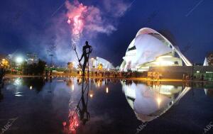 Vista del Palau de les Arts con fuegos artificiales en el Día de la Comunidad...