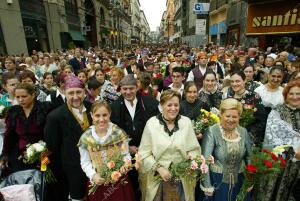 Ofrenda de flores para confeccionar el manto de la Virgen del Pilar