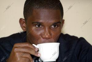 el delantero de F.C.Barcelona Samuel Etoo, visita la redacción de Abc