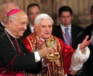 El Papa <strong>Benedicto</strong> <strong>XVI</strong> bendice un cáliz que sostiene el arzobispo de <strong>Valencia</strong>,...