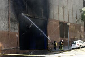 Miembros del Cuerpo de Bomberos de Barcelona trabajan en las labores de...