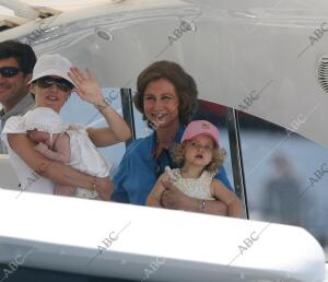 la reina con la princesa letizia,la infanta leonor y la infanta sofia a bordo de...