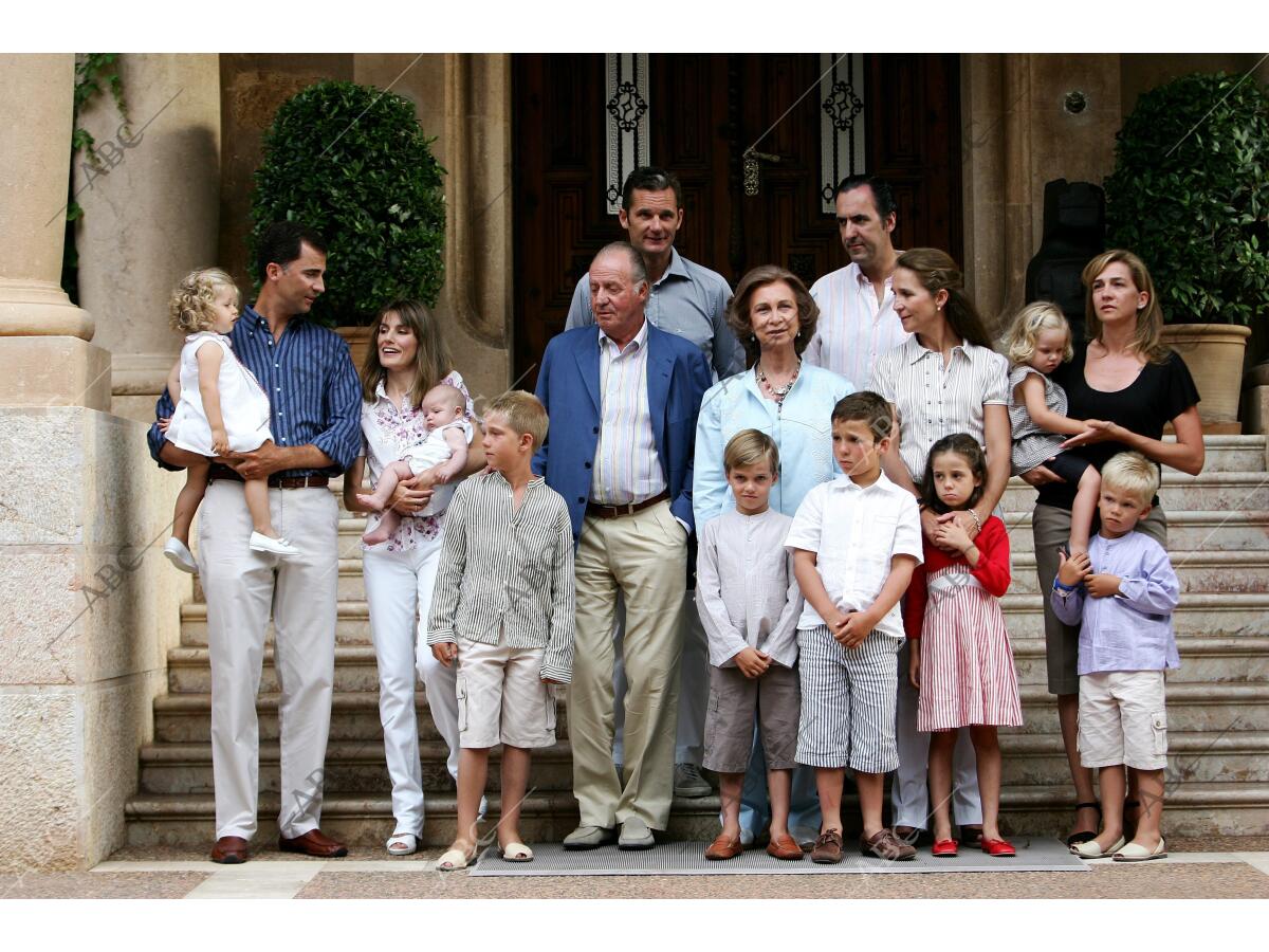 foto-oficial-de-verano-de-la-familia-real-al-completo-en-el-palacio-de