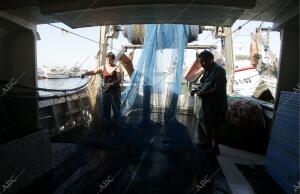 Pescadores trabajando en el barco después de su jornada