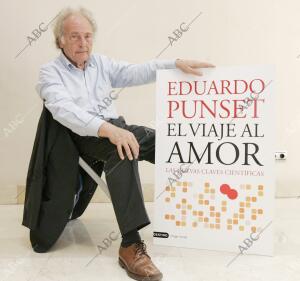 Entrevista al escritor y divulgador científico Eduardo Punset, por la...