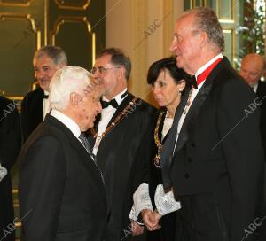 El rey Juan Carlos, junto al presidente del Consejo General del Poder Judicial...